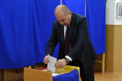Primarul Ilie Bolojan, după ce-a votat: „Respectul pentru ţară îl manifeşti şi prezentându-te la vot. Eu am votat pentru o Românie europeană” (FOTO / VIDEO)