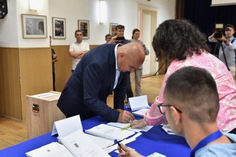 Bolojan a votat „pentru oameni competenți, care au probat” și „pentru reprezentarea cu demnitate a României” în Europa (FOTO/VIDEO)