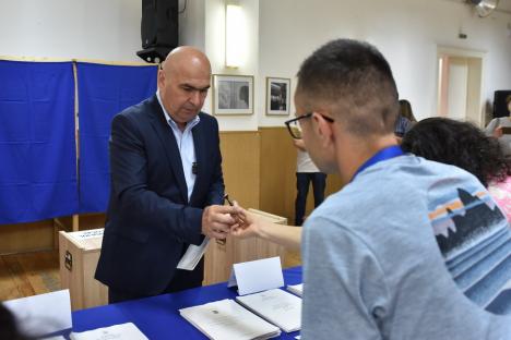 Bolojan a votat „pentru oameni competenți, care au probat” și „pentru reprezentarea cu demnitate a României” în Europa (FOTO/VIDEO)