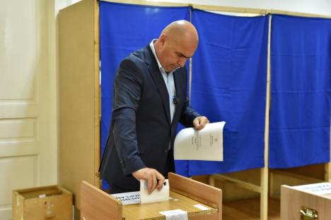 Bolojan a votat „pentru oameni competenți, care au probat” și „pentru reprezentarea cu demnitate a României” în Europa (FOTO/VIDEO)