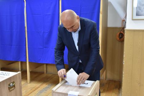 Bolojan a votat „pentru oameni competenți, care au probat” și „pentru reprezentarea cu demnitate a României” în Europa (FOTO/VIDEO)