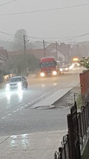Furtuna în Bihor: Apă de 20 de centimetri pe DN 1, la Borod (FOTO / VIDEO)