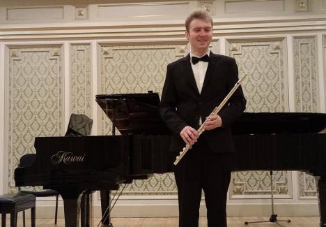 „Bach pentru toți”: Pianistul orădean Zoltán Thurzó îi invită pe bihoreni să redescopere bucuria de a asculta muzică clasică