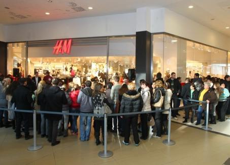 Sute de orădeni s-au aliniat la coadă pentru a fi primii clienţi ai magazinului H&M din Lotus Center (FOTO)