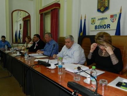 Consiliul Judeţean: Comisia condusă de Alexandru Kiss a aprobat juristul care să-i apere interesele împotriva UDMR-istului