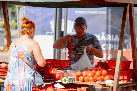 Piaţa volantă din centrul Oradiei se extinde: Producătorii bihoreni vor ajunge şi miercuri în Piaţa Unirii (FOTO)