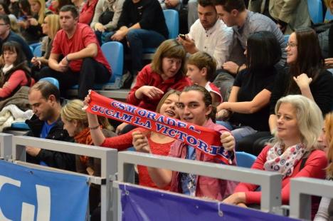 Cu spectatorii în picioare, CSM CSU Oradea a pierdut la mustaţă derby-ul cu Steaua Eximbank (FOTO)