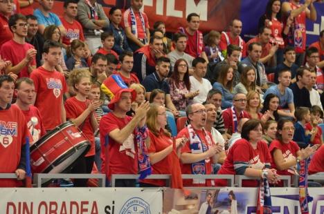 Cu spectatorii în picioare, CSM CSU Oradea a pierdut la mustaţă derby-ul cu Steaua Eximbank (FOTO)