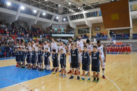 După un final dramatic, CSM CSU Oradea s-a impus, cu 62-60, în faţa argeşenilor de la BCM U Piteşti (FOTO)