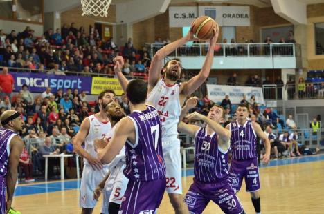 După un final dramatic, CSM CSU Oradea s-a impus, cu 62-60, în faţa argeşenilor de la BCM U Piteşti (FOTO)