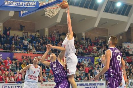 După un final dramatic, CSM CSU Oradea s-a impus, cu 62-60, în faţa argeşenilor de la BCM U Piteşti (FOTO)