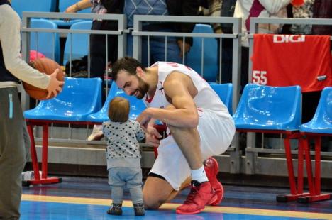 După un final dramatic, CSM CSU Oradea s-a impus, cu 62-60, în faţa argeşenilor de la BCM U Piteşti (FOTO)