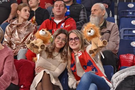 Jucării de pluș, faze spectaculoase și o înfrângere, în Oradea Arena: CSM a pierdut meciul cu liderul Bundesligii (FOTO)