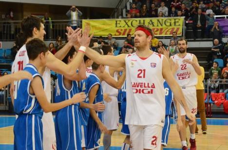 La limită: CSM CSU Oradea a început anul cu o victorie în faţa echipei Steaua Bucureşti (FOTO)