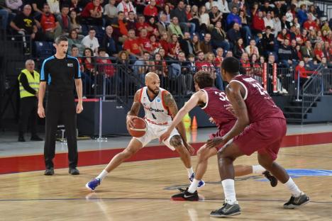 FOTO: Victorie importantă pentru orădeni în debutul fazei grupelor FIBA Europe Cup!