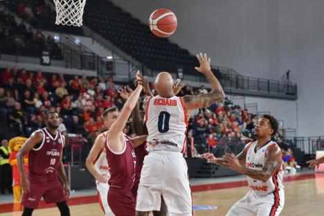 FOTO: Victorie importantă pentru orădeni în debutul fazei grupelor FIBA Europe Cup!