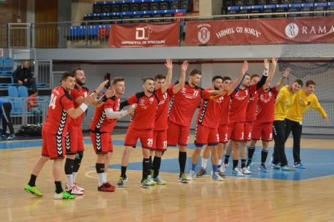 Handbaliştii de la CSM Oradea au învins Universitatea Cluj cu 30-26 şi au urcat pe primul loc (FOTO)