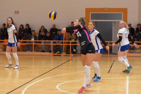 Pas cu dreptul în noul sezon pentru voleibaliste: CSU Oradea – Politehnica Timişoara 3-1 (FOTO)