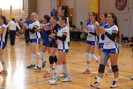 Pas cu dreptul în noul sezon pentru voleibaliste: CSU Oradea – Politehnica Timişoara 3-1 (FOTO)