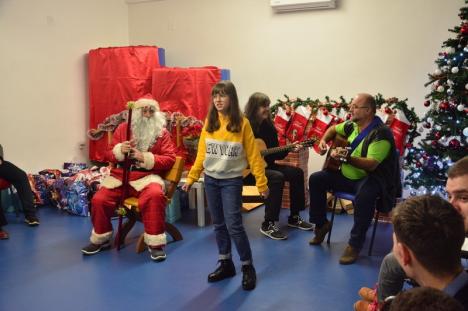 Surpriză înainte de Crăciun: Călin Pop şi fetiţa lui, Ambra, în concert la SOS Autism (FOTO)