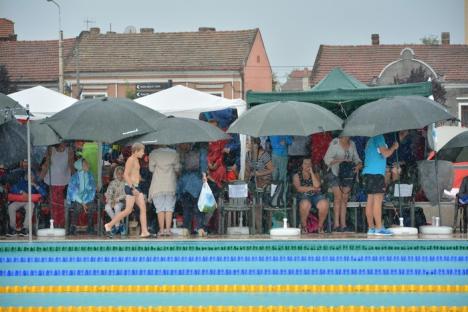 Înot în furtună. Deschiderea oficială a campionatului naţional de cadeţi s-a desfăşurat pe o ploaie torenţială (FOTO)