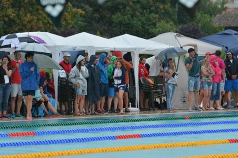 Înot în furtună. Deschiderea oficială a campionatului naţional de cadeţi s-a desfăşurat pe o ploaie torenţială (FOTO)