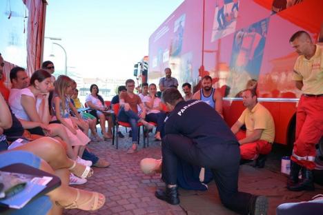Lecţii de prim-ajutor, predate de paramedicii SMURD în centrul Oradiei (FOTO/VIDEO)