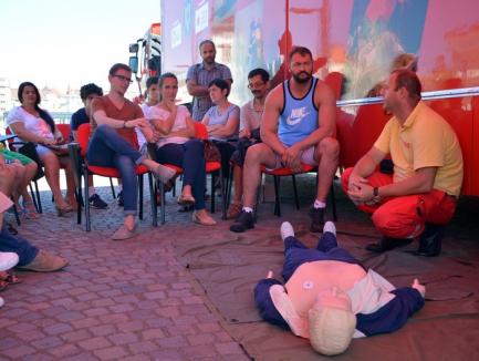 Lecţii de prim-ajutor, predate de paramedicii SMURD în centrul Oradiei (FOTO/VIDEO)