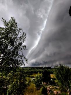 Păziți-vă! Bihorul ar putea fi lovit de o furtună puternică, cu risc de tornadă (FOTO/VIDEO)