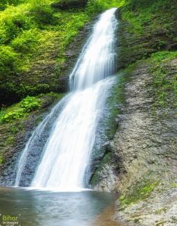 Ţinutul cascadelor din Munţii Apuseni poate fi din nou vizitat de turişti: Aqua Crisius a redeschis traseele de pe Valea Iadului (FOTO)