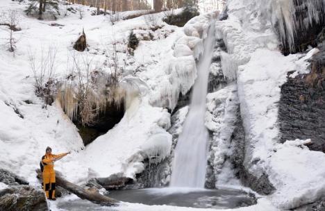 Spectacolul naturii: Cascada Săritoarea Ieduţului a îngheţat (FOTO)