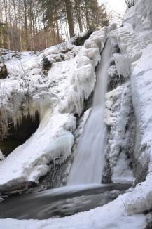 Spectacolul naturii: Cascada Săritoarea Ieduţului a îngheţat (FOTO)