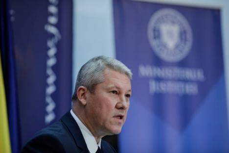 Alba-neagra lui Predoiu: Ministrul Justiției, acuzat că doar mimează modificarea legilor justiției