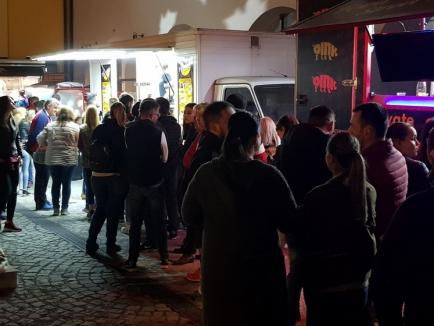 Mii de orădeni au ieşit în Cetate, în ultima seară din Toamna Orădeană: mai sunt cozi, dar nu sunt blocaje (FOTO)