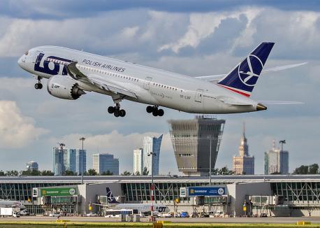 Consiliul Județean Bihor a aprobat deschiderea unei noi rute de pe Aeroportul Oradea, la Varșovia, ca „serviciu public”