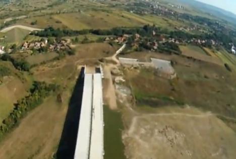 Autostrada din avion: Tronsonul Borş-Suplac, "cea mai mare batjocură la adresa banului public" (VIDEO)