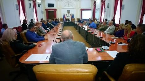 Şefii instituţiilor guvernamentale din Bihor, reuniţi la Prefectură ca să se uite la... filmuleţe de pe net