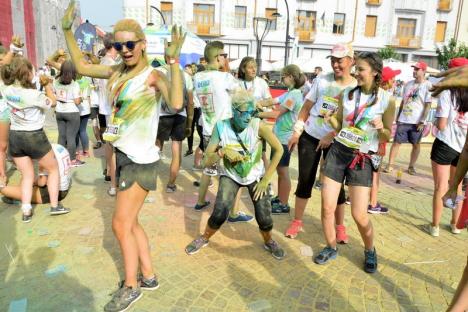 Alergare cu culoare: Cursă de atletism 'acoperită' cu prafuri multicolore, în centrul Oradiei (FOTO/VIDEO)