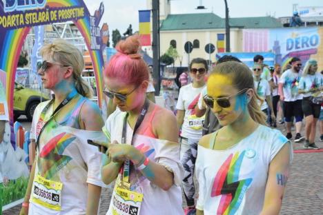 Alergare cu culoare: Cursă de atletism 'acoperită' cu prafuri multicolore, în centrul Oradiei (FOTO/VIDEO)