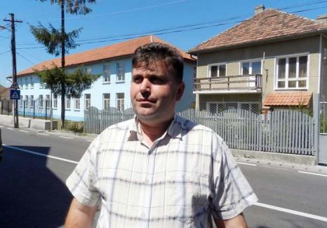 Şerparul şi Loganul: După ce a stricat Loganul de serviciu, primarul din Pietroasa îşi cumpără un Duster de 18.000 de euro