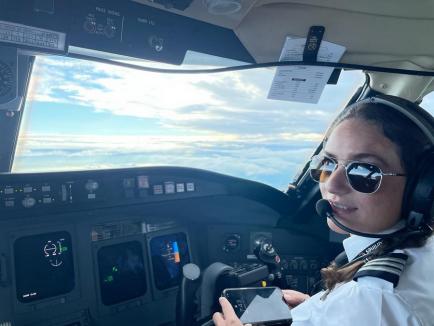 „Captain” Florina: Crăciunița BIHOREANULUI este o tânără care va fi pilot comandant pe avioane de pasageri în America (FOTO)