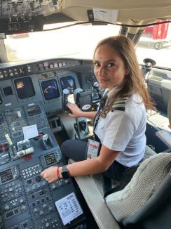 „Captain” Florina: Crăciunița BIHOREANULUI este o tânără care va fi pilot comandant pe avioane de pasageri în America (FOTO)