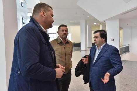 Ministrul Cseke nu a avut cui preda noua sală polivalentă din Oradea: 'Primăria nu poate face pregătirile pentru meciul de inaugurare'. Ce zice Birta (FOTO)