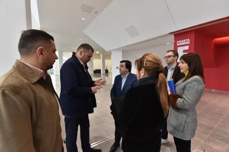 Ministrul Cseke nu a avut cui preda noua sală polivalentă din Oradea: 'Primăria nu poate face pregătirile pentru meciul de inaugurare'. Ce zice Birta (FOTO)