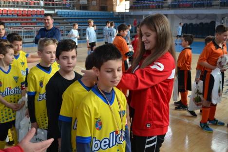 Jocuri atractive la Cupa Moş Nicolae la fotbal, de la Arena Antonio Alexe, şi la sala de sport din Paleu (FOTO)