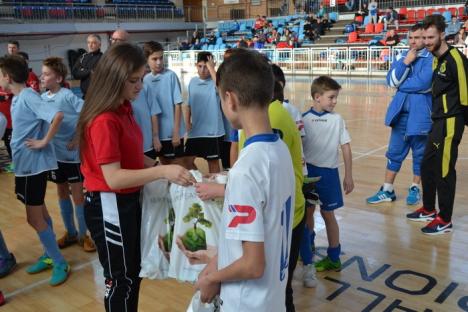 Jocuri atractive la Cupa Moş Nicolae la fotbal, de la Arena Antonio Alexe, şi la sala de sport din Paleu (FOTO)
