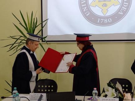 Ziua și ceremonia: Rectorul Academiei de Studii Economice și „doamna educației incluzive din România” au devenit Doctor Honoris Causa la Oradea (FOTO)