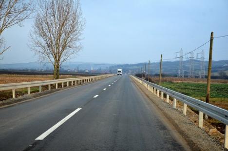 Asfalt, pentru prima oară, pe un drum de 27 km între un oraş din Bihor şi unul din Satu Mare: şoseaua Marghita-Tăşnad e gata (FOTO)