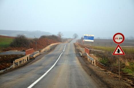 Asfalt, pentru prima oară, pe un drum de 27 km între un oraş din Bihor şi unul din Satu Mare: şoseaua Marghita-Tăşnad e gata (FOTO)