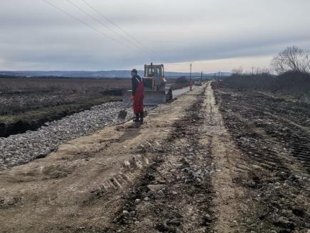Lucrările de pe drumul județean din Balc spre Sălaj, surpat după ploile din iarnă, au ajuns la o cincime (FOTO)